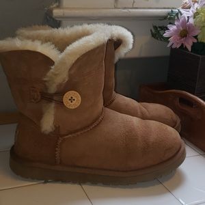 UGG Bailey Button
